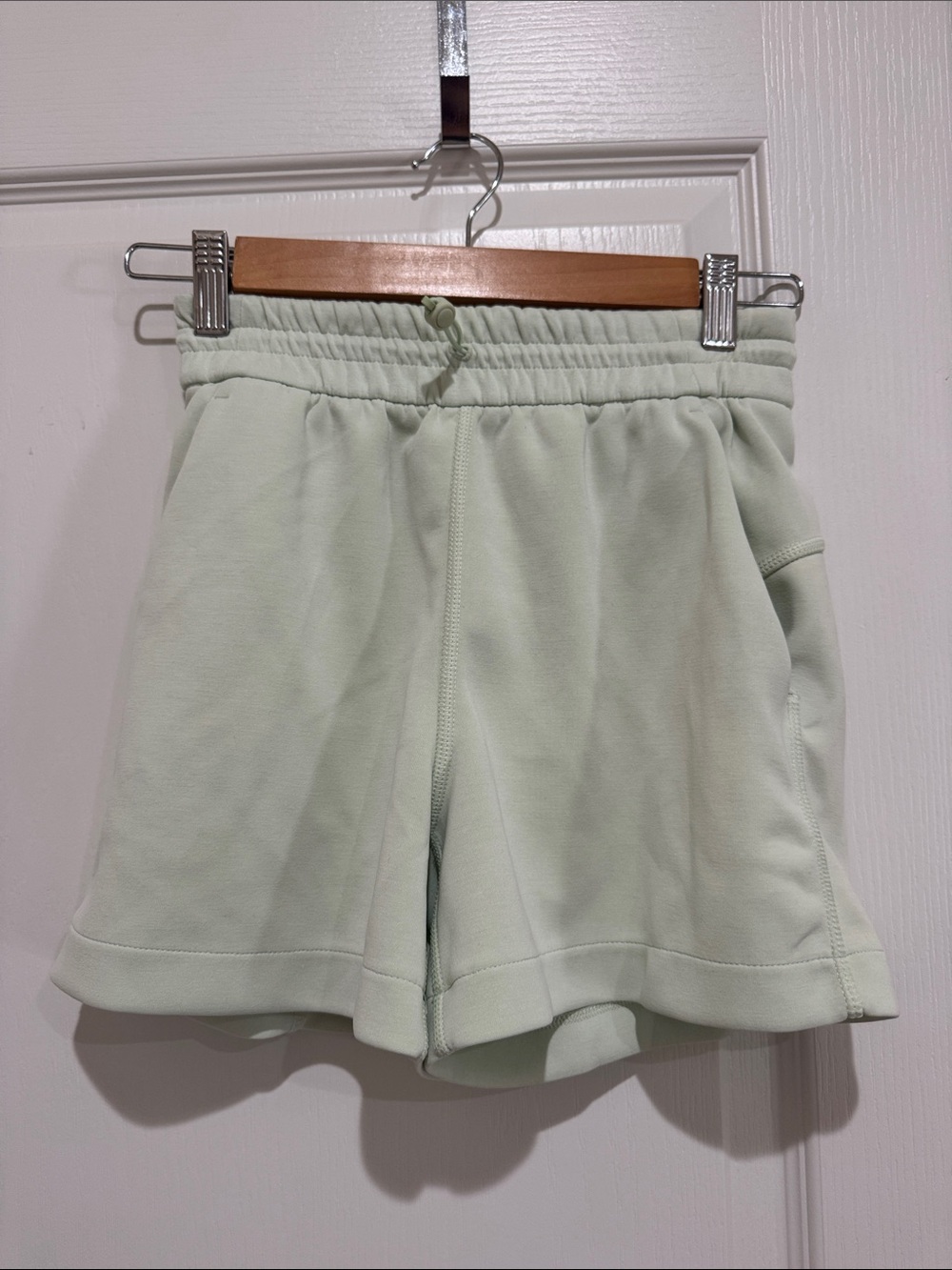 Lululemon Casual Elastic-Waist Women’s Shorts in Light Mint
